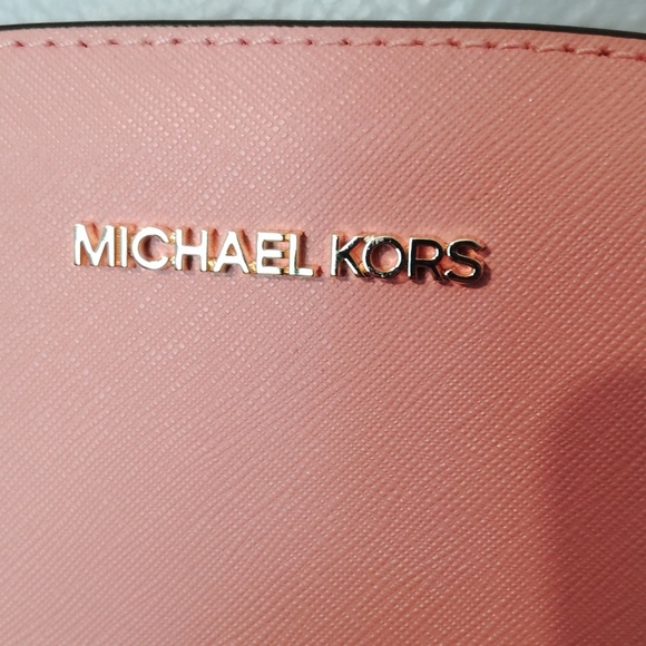 Michael Kors Pink Oval Crossbody Medium - Picture 2 of 16